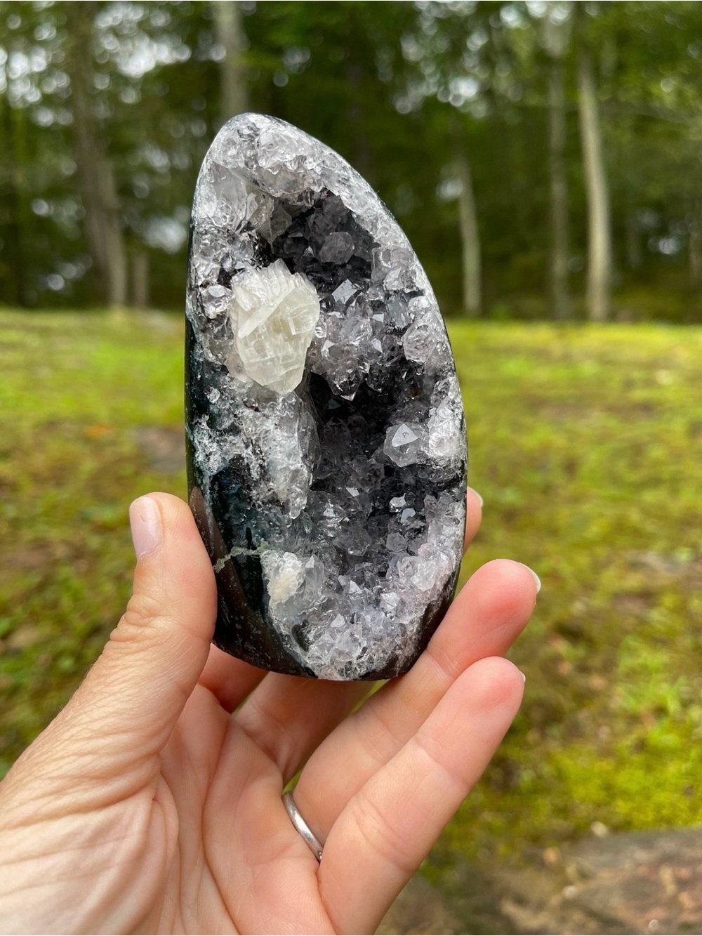 Natural amethyst cut base with calcite and polished back - Picture 2 of 4